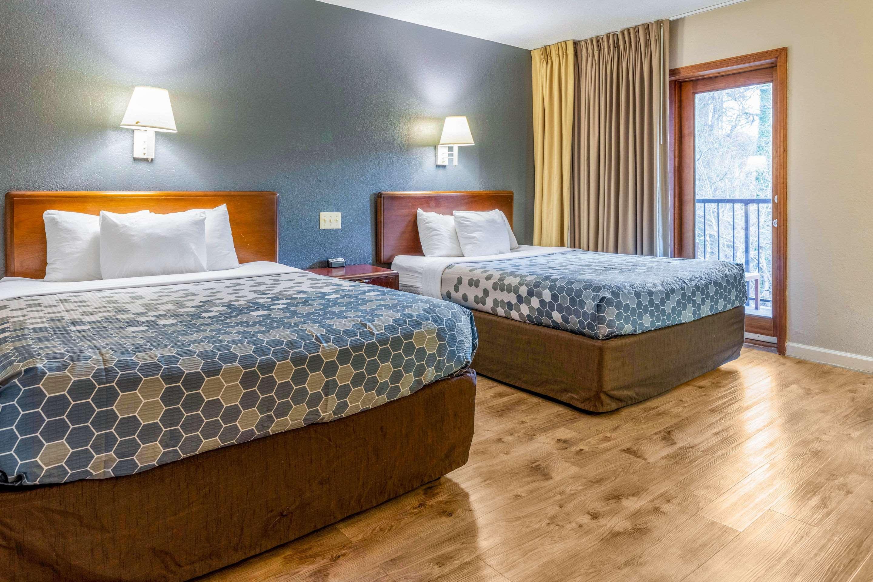 Econo Lodge Inn & Suites On The River Гатлинбург Экстерьер фото