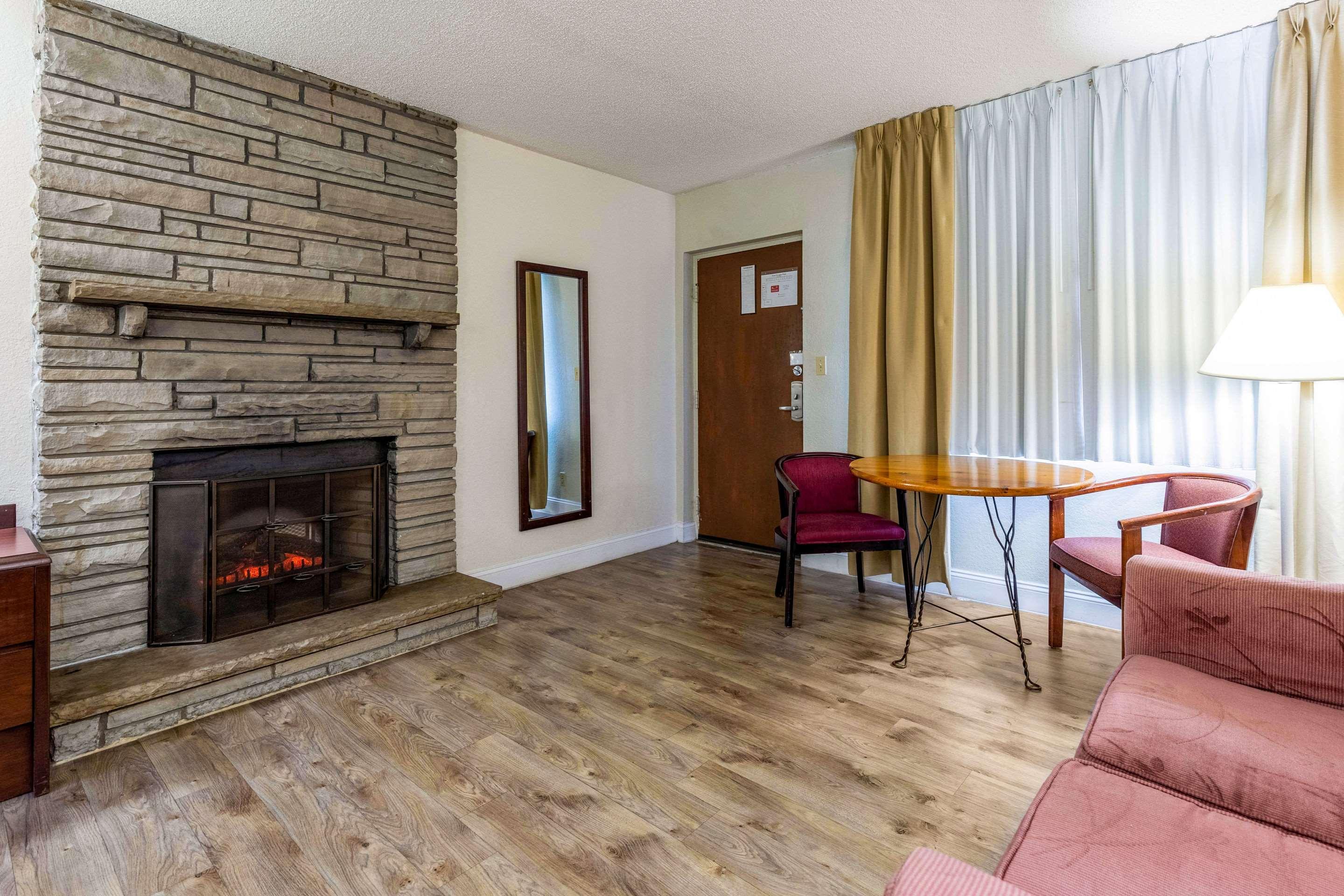 Econo Lodge Inn & Suites On The River Гатлинбург Экстерьер фото