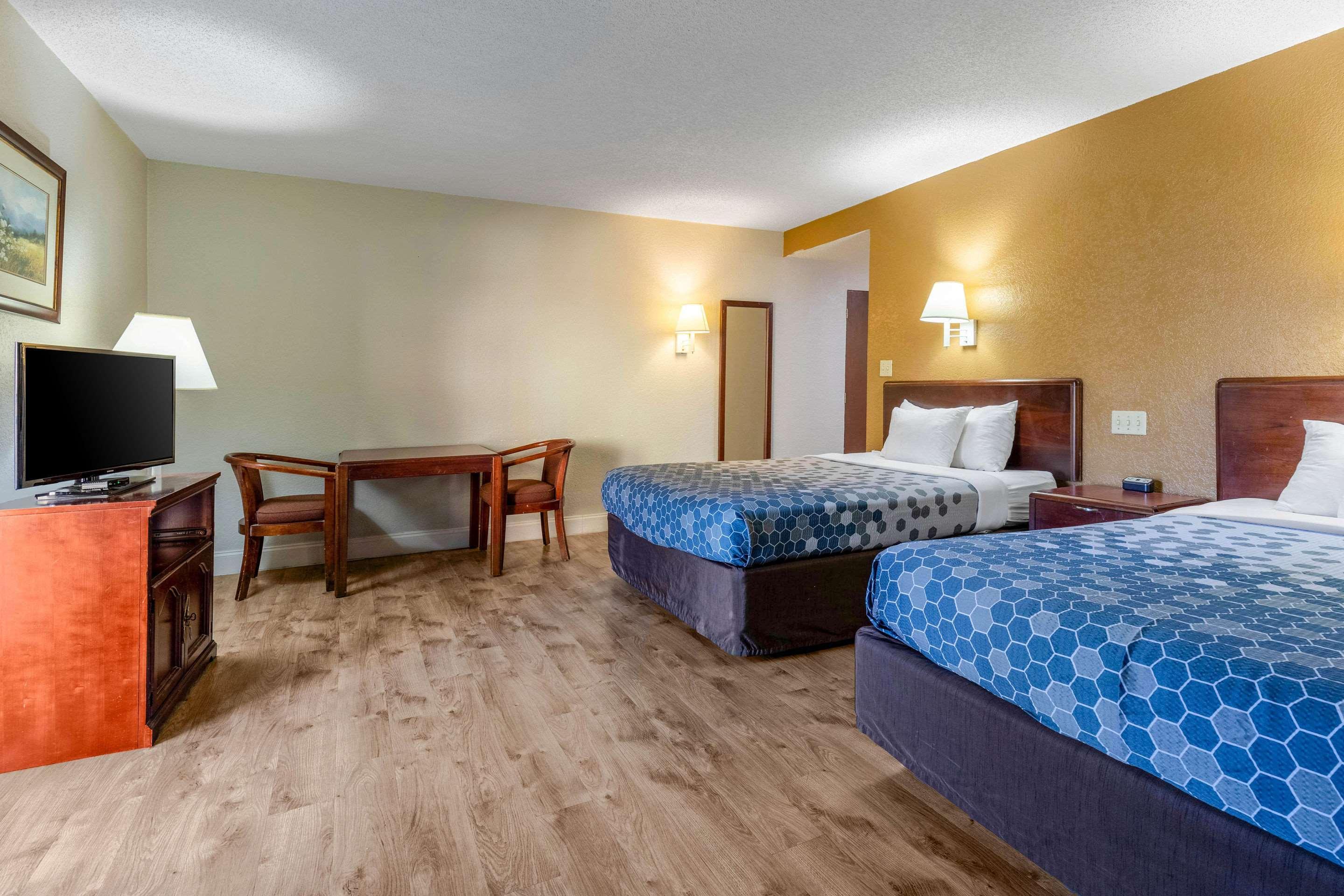 Econo Lodge Inn & Suites On The River Гатлинбург Экстерьер фото