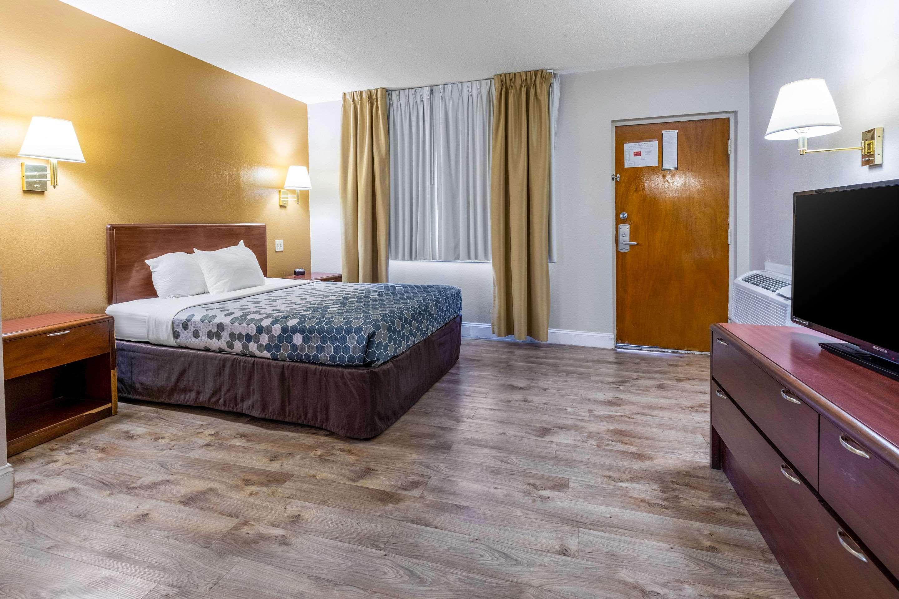 Econo Lodge Inn & Suites On The River Гатлинбург Экстерьер фото