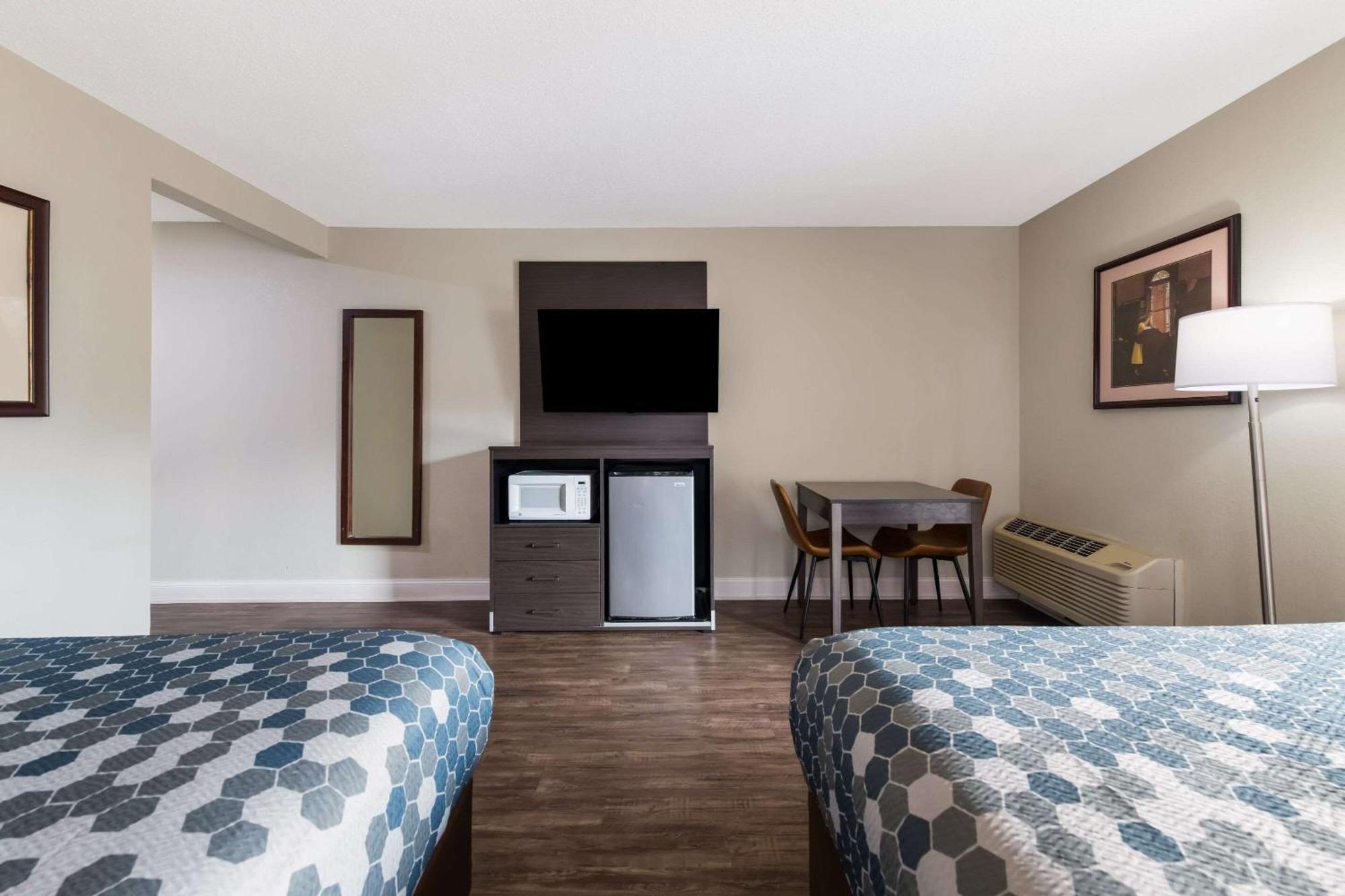 Econo Lodge Inn & Suites On The River Гатлинбург Экстерьер фото