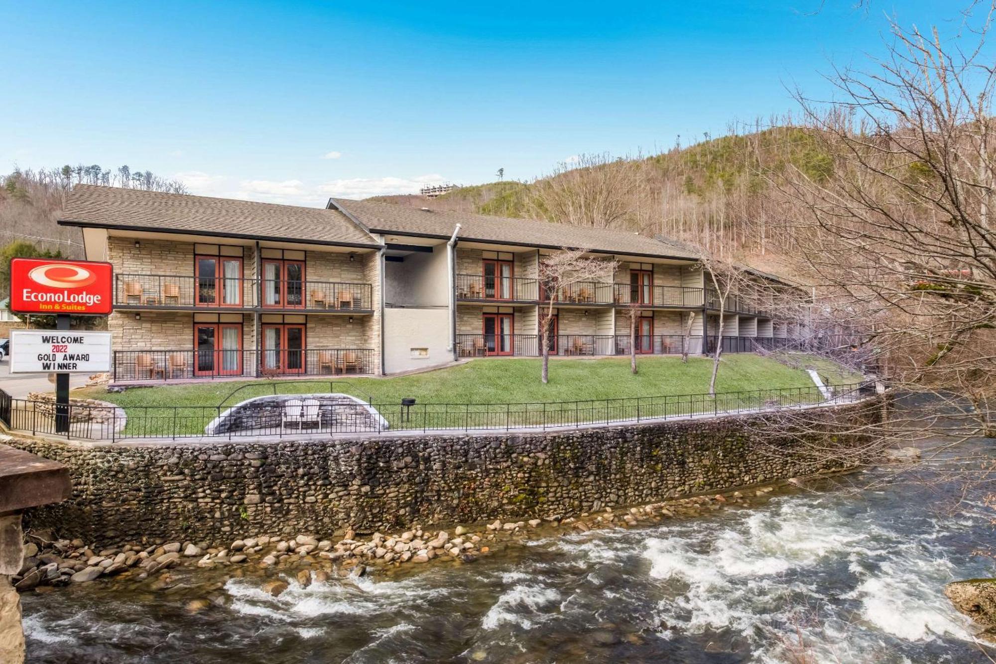 Econo Lodge Inn & Suites On The River Гатлинбург Экстерьер фото